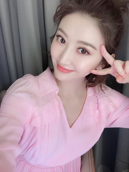 景甜七夕晒美照，粉蓝交替，胸部挤出一条缝，网友：流口水，肉都