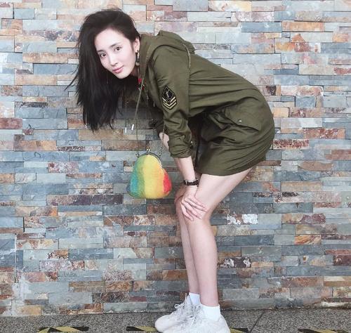 王紫璇花衬衫配白阔腿裤气场2米，大长腿吸睛，刘雯都要压不住了