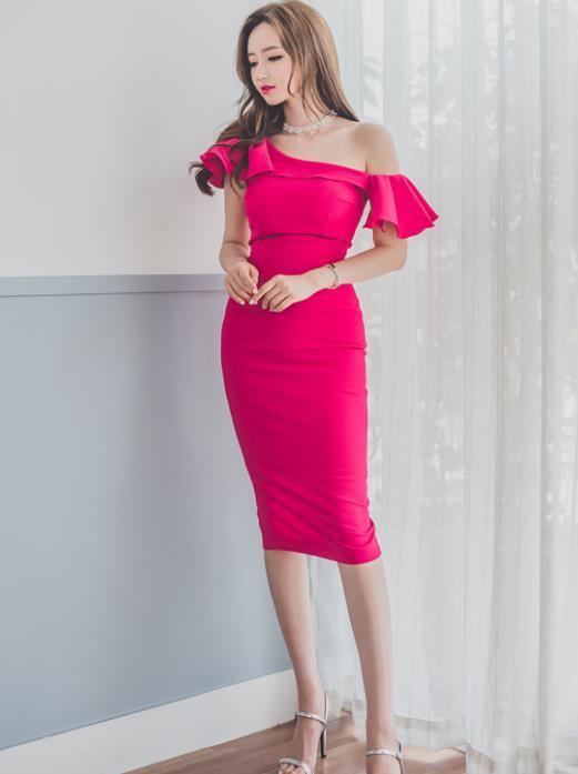 连衣裙|李妍静,一件玫红色的斜肩连衣裙