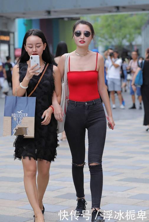  「美女」街拍美女：紧身裙穿搭，展现小姐姐优美范儿，青春时尚！