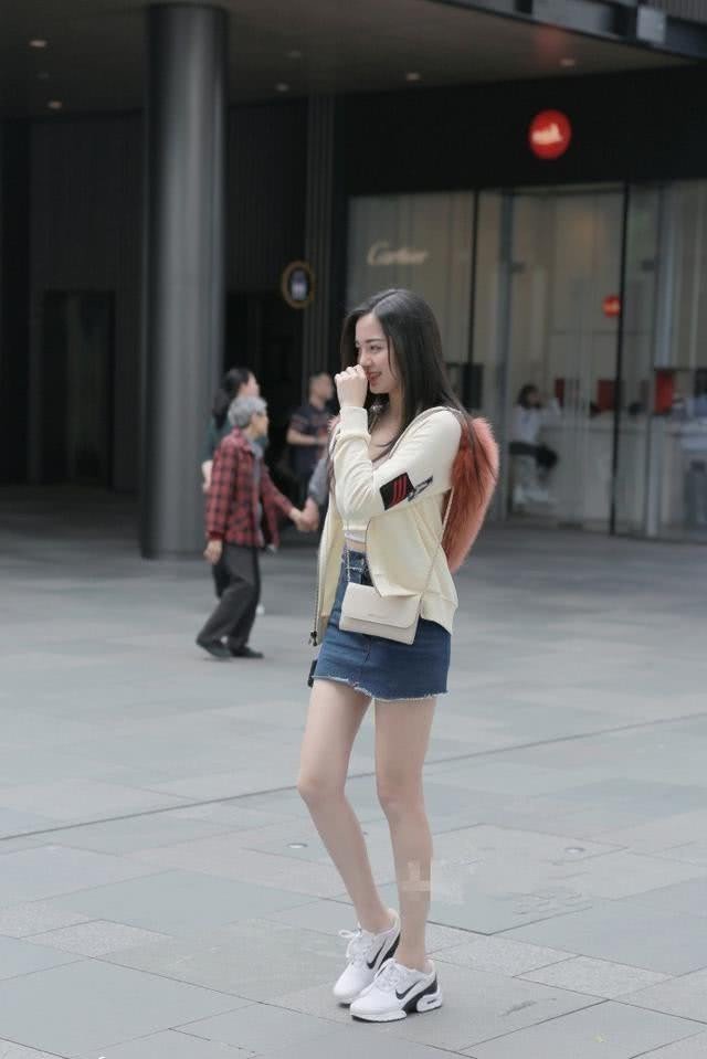 街拍：清爽飘逸灵动的小姐姐，外表上青春靓丽有活力！