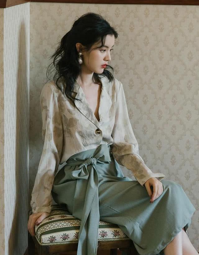  『纤细曲线』今年春夏一定不要错过这款“法式衬衫”，优雅又时髦，谁穿谁吸睛