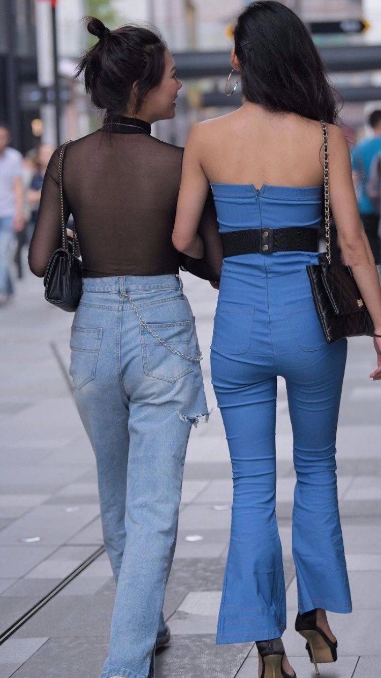 性感街拍丨一对好闺蜜，身材都超赞!背影这么好看谁在乎正脸?
