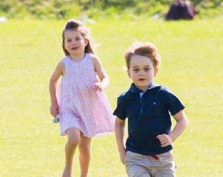 凯特王妃再穿平价连衣裙，草地奔跑很活泼，胸前扣子成负担