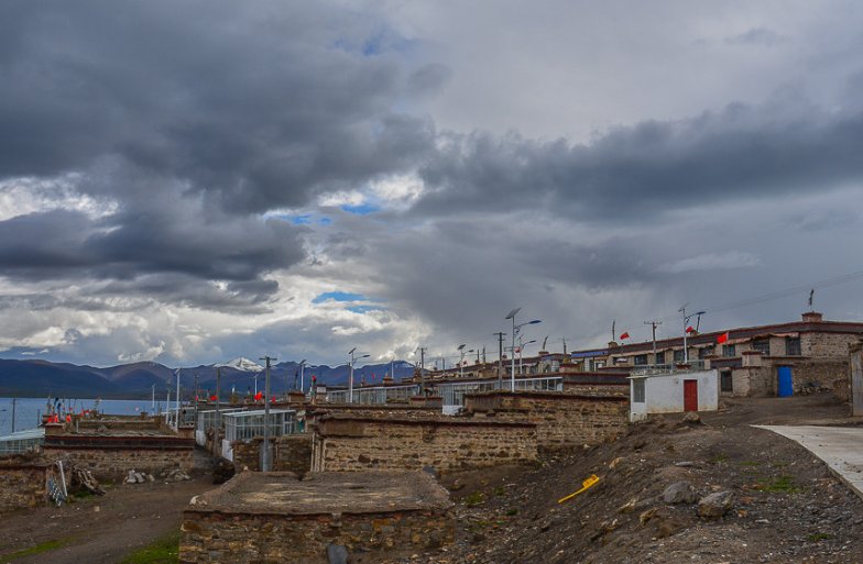 中国最靠近天堂的村子，不会说汉语，平均寿命40岁，共用1个厕所