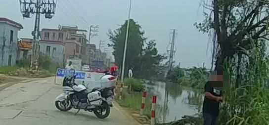 「连人」斗门男子珠海大桥边钓鱼连人带车冲下河,10万元打水漂!