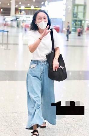 周迅素颜现身，皮肤暗淡、发际线高，瞬间老了一个年代