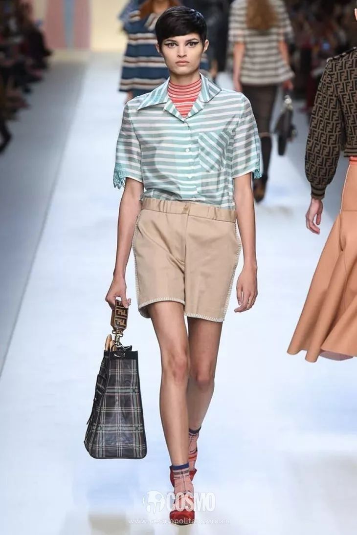 海魂衫要配上白牛仔才最有颜