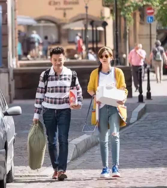 赵薇穿红毯未修照公开，身材纤细，皮肤紧致，网友：美回了20岁