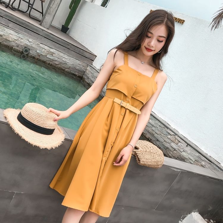 小小的性感和妩媚,吊带裙撩动这个美丽的夏天