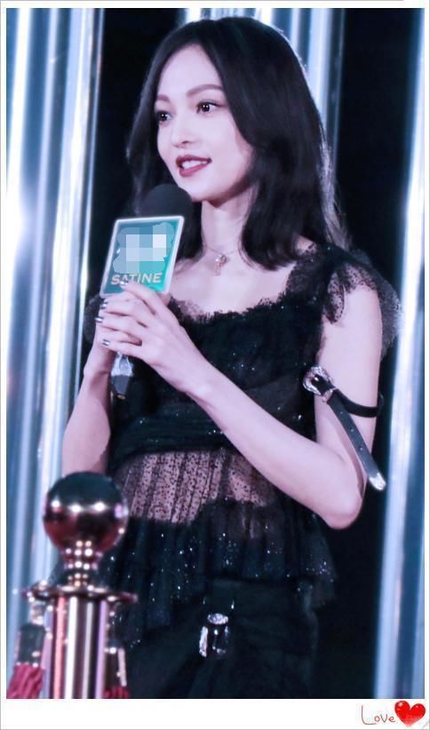 36岁张韶涵穿薄纱裙撞衫26岁古力娜扎都没输，网友:冻龄就服你