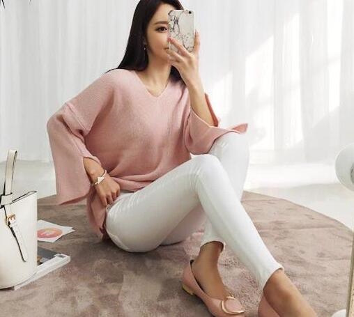 时尚写真，甜美风格的牛仔裤美女，秀出傲人曲线，回头率十足！