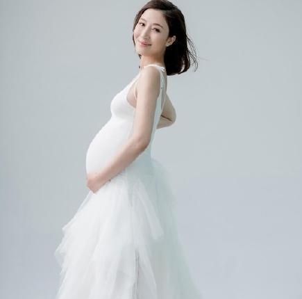  「焦点」娱乐圈有一女明星官宣怀孕，晒出大肚照，旁边的丈夫却成了焦点