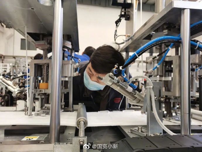  [医用防护服]中国船舶首批N95口罩机交付