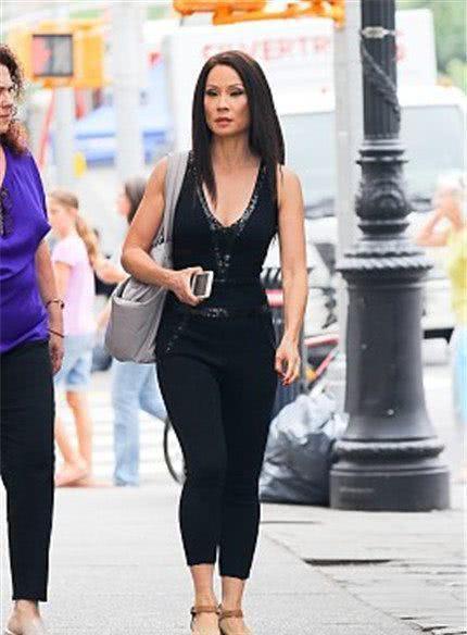 刘玉玲出席活动，穿紧身运动上衣撩发疾走大秀健美身材