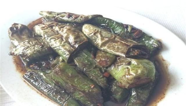  「虎皮」炒虎皮青椒时，是先放油还是青椒？太多人都搞错了，难怪很难吃