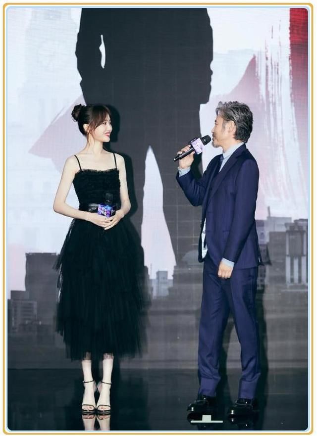 本以为穿黑天鹅裙的唐嫣长腿逆天，但看到关晓彤这效果，我沉默了