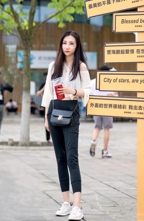 街拍路人,清爽简约的搭配应季又时尚,小蛮腰真的加分不少!