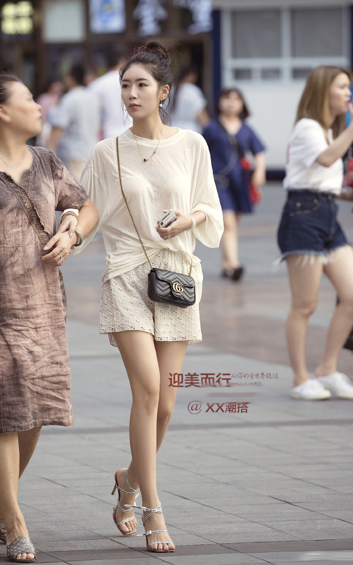 街拍成都:时尚的穿搭，经的起岁月的洗礼，展示经典的美!