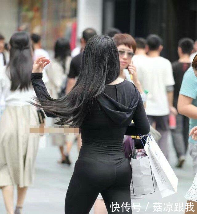 打底裤看起来非常的显瘦，妹子穿出了新的潮流