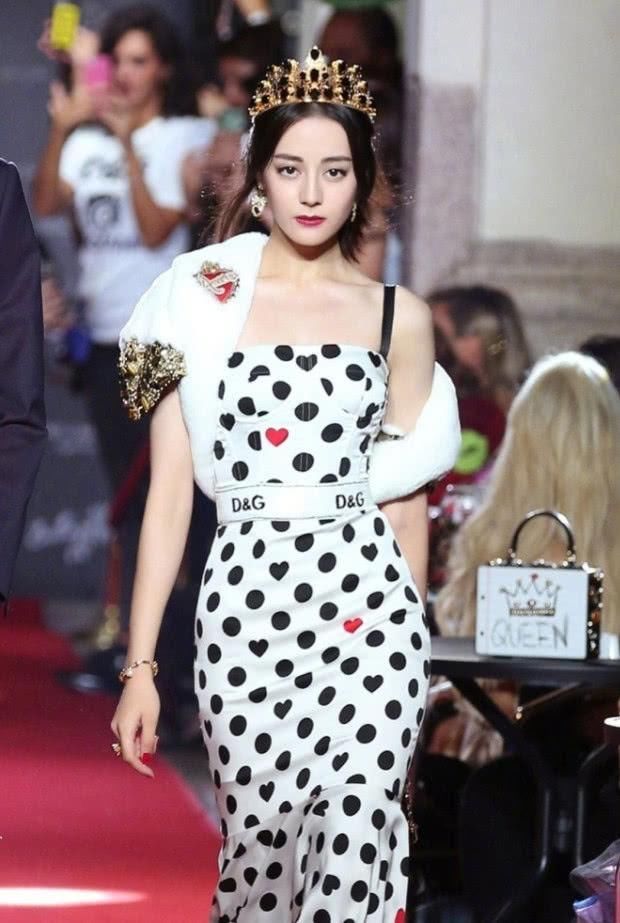 迪丽热巴穿清新装美得令人心醉，纯天然如少女，一般人学不来!