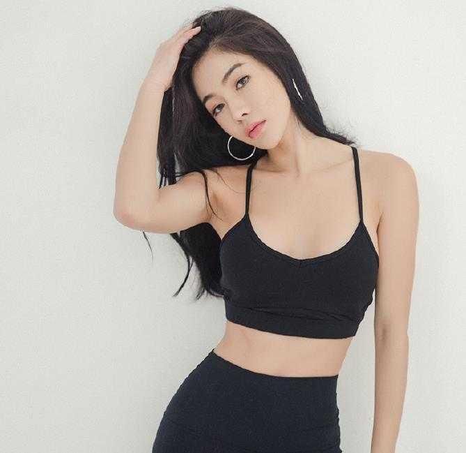 黑色吊带小姐姐前凸后翘，尽显好身材，大长腿也是十分吸睛!