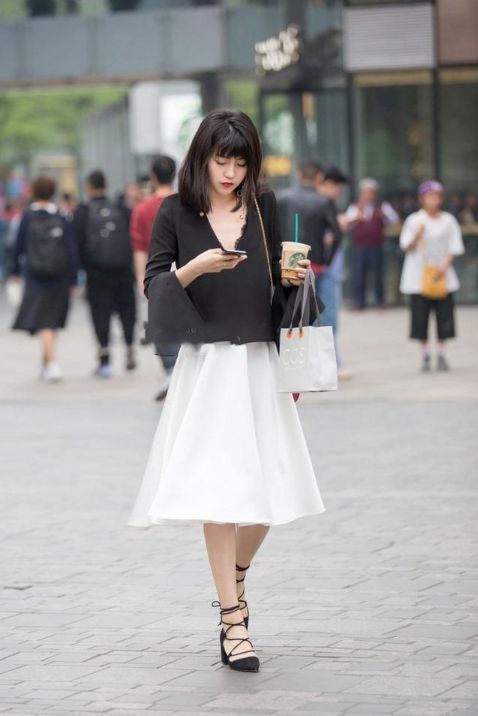 低调|街拍:小美女经典的黑白配,时尚大方,尽显低调冷艳的美