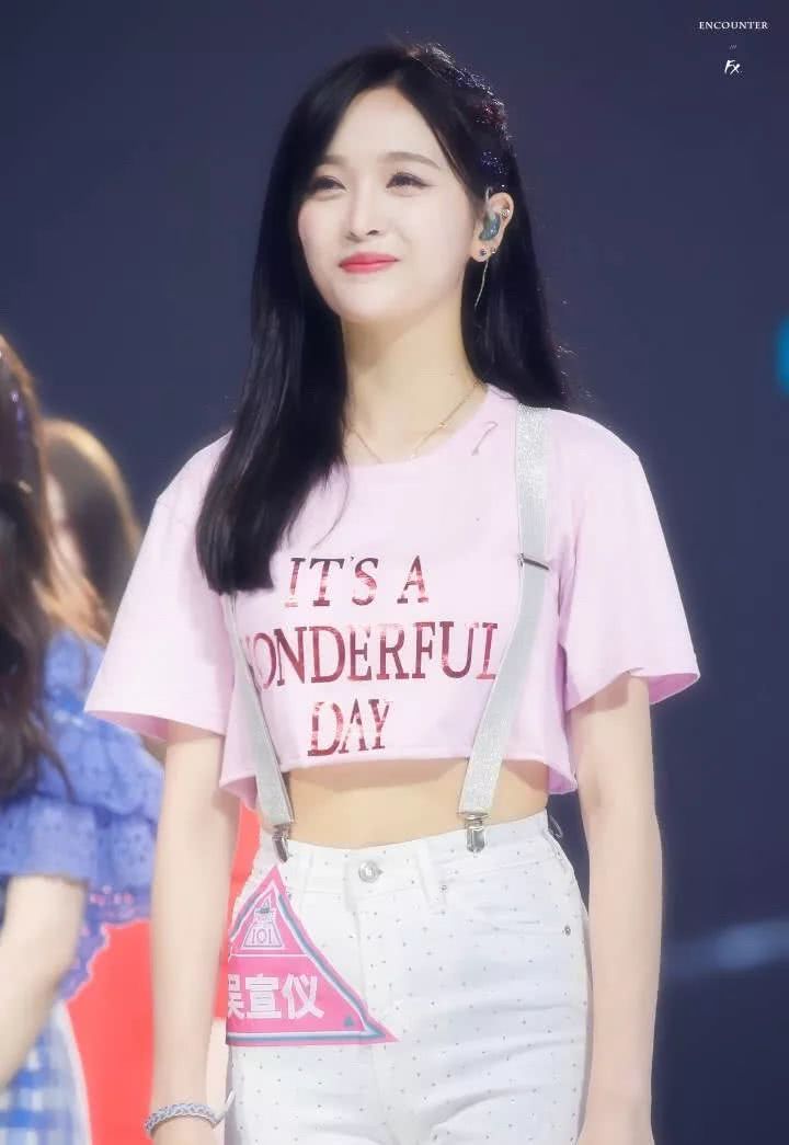 邓紫棋的皮裤、杨幂的阔腿裤都输给了吴宣仪的“初恋裤”