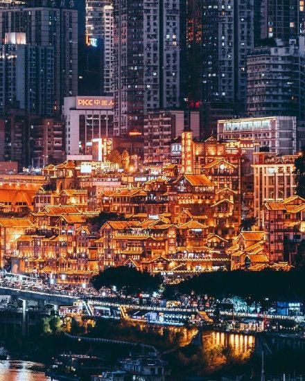  建筑|重庆魔幻建筑：底层是加油站，楼顶又是一个加油站