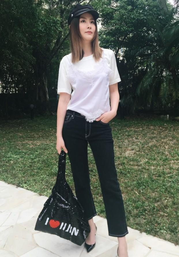 她出生豪门却非常低调，在最红时嫁给了青梅竹马，长得美衣品好！