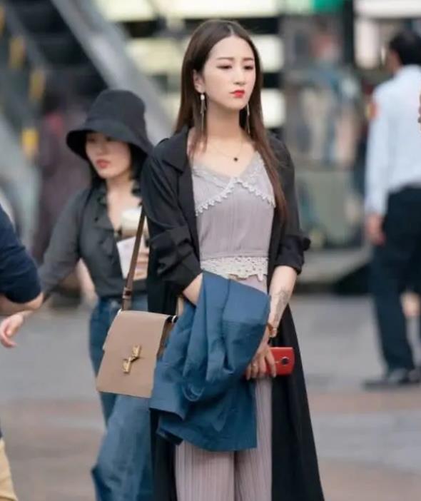  『短袖』街拍：明眸善睐的美女，一件黑色短袖配黑色短裤，时尚清爽气质