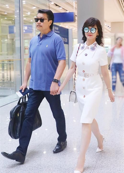 赵雅芝系透明带勒出细腰,有点多余!网友:这裙子像“空姐装”!