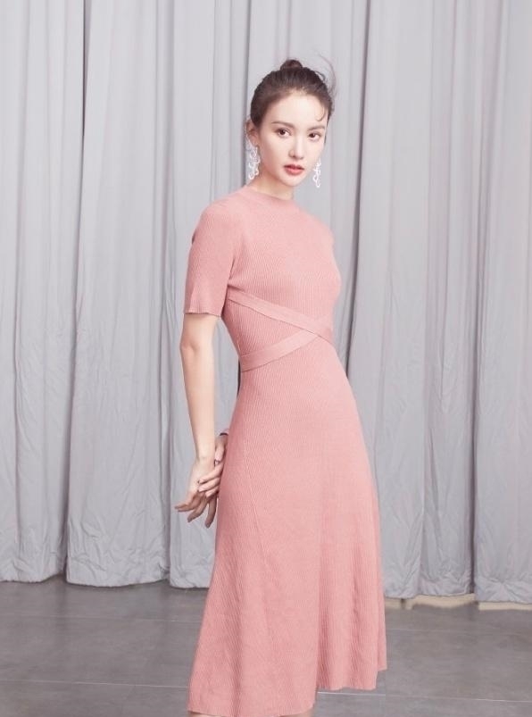 【 椅子】在椅子上劈叉,谁都不服就服她!,金晨决定让自己的腿高调一回