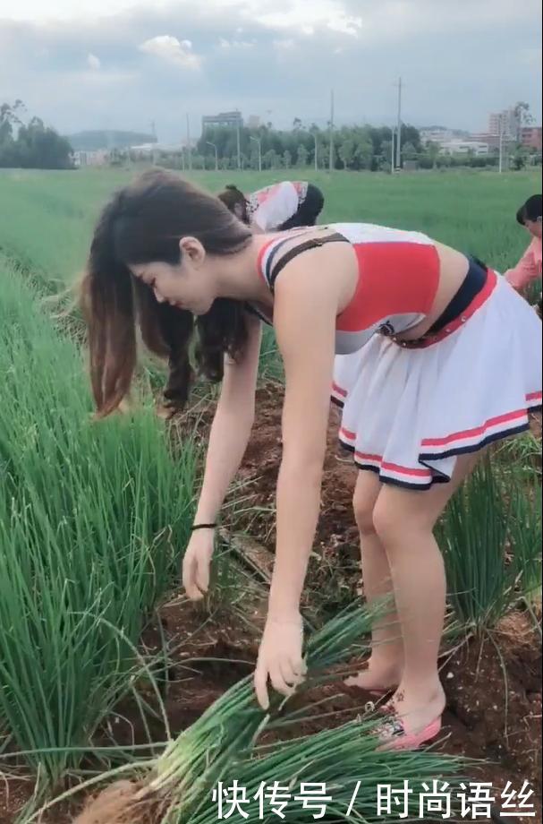 田地里的网红小姐姐, 穿搭时尚养眼, 显得与众不同