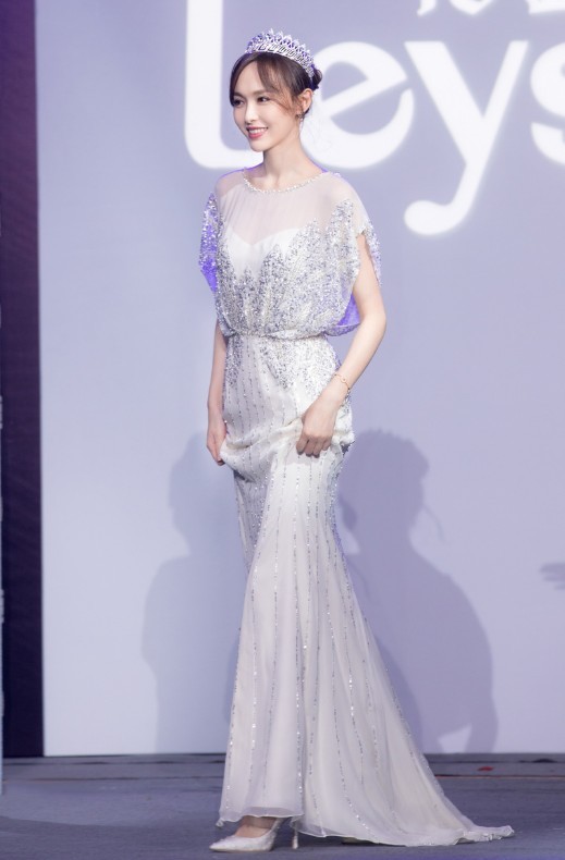 唐嫣去掉傻白甜标签，穿“鱼鳞裙”变身白富美，罗晋真有眼光