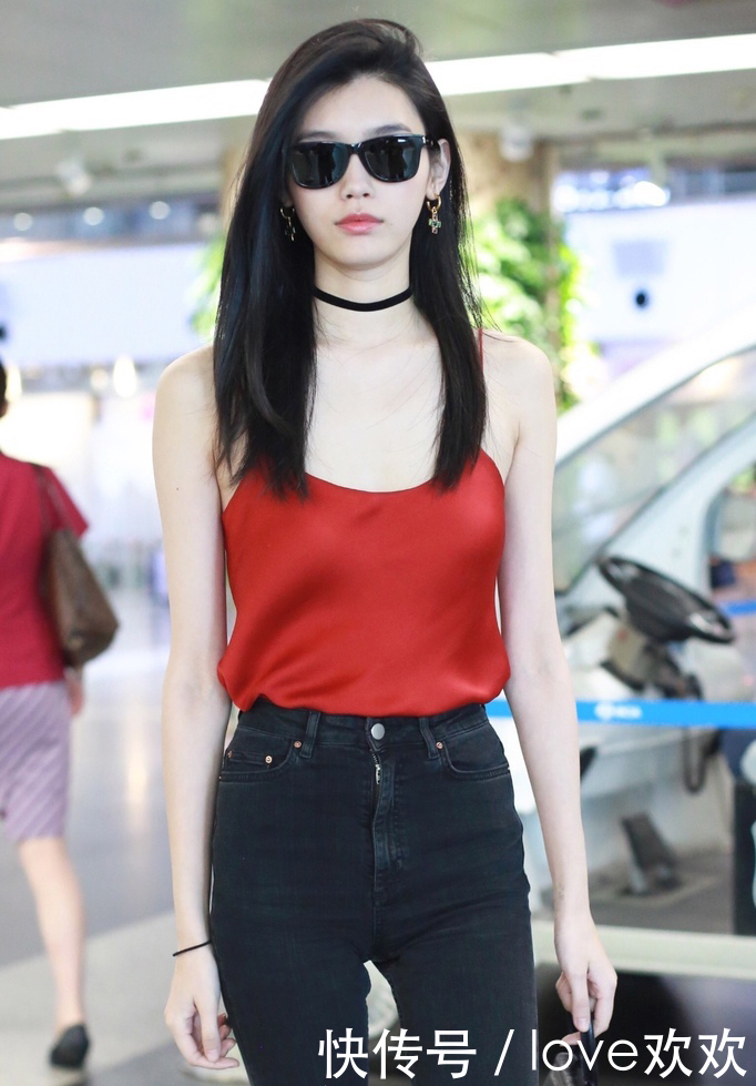 奚梦瑶穿件吊带就现身，领口快低过胸口了，这身材要逼死多少人！