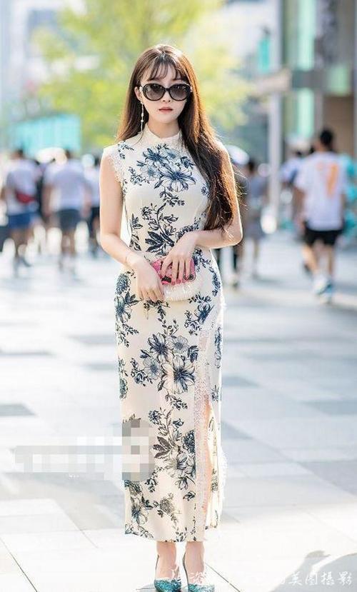 路人街拍，小姐姐的一举一动都在散发着成熟女人味