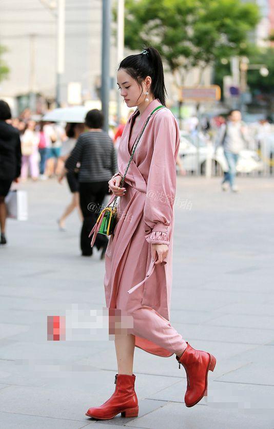 街拍:美女们穿“睡衣”上街,标准的身材,让人啧啧称赞!