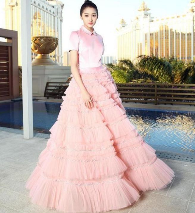 同样是穿小粉裙：赵丽颖廉价，关晓彤找不到腰，杨幂肚子隆起了？