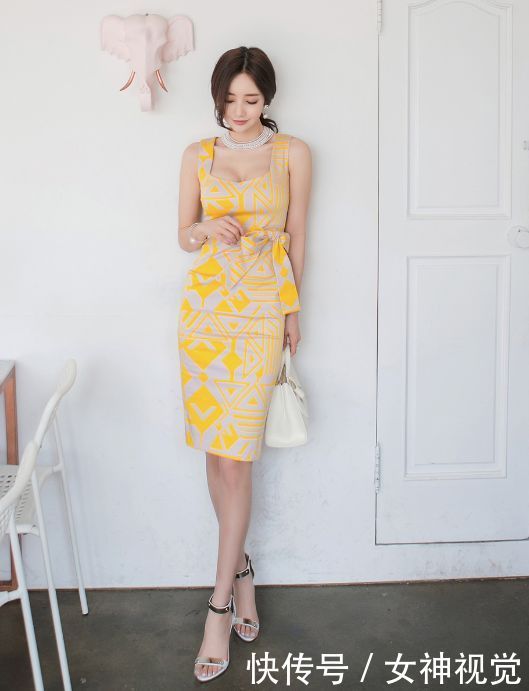 紧身包臀裙:精致甜美的年轻女孩,减龄有活力,很招人喜欢!