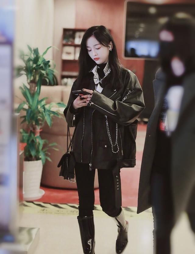 过时：裸靴已经过时了！明星都爱上这双“骑士靴”，不挑年龄不挑身材