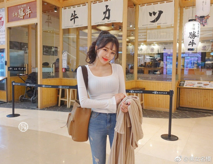 路人街拍，白色包臀裙小姐姐都是大长腿，小尖脸