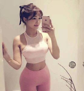 健身美女尽显丰满身材, 束身衣都撑不住小姐姐的好身姿！