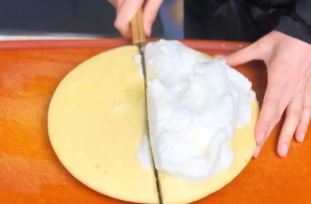 『面粉』一碗小麦面粉,好多个生鸡蛋,就能拿下这道超可爱的小甜点,膨松绵软还带夹心巧克力超好吃!
