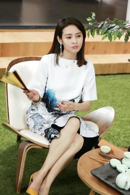 「 开叉」轻纱开叉裙大秀美腿，气质优雅又大方，于明加真“天生尤物”