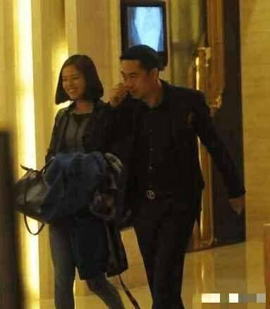 张嘉译拍吻戏怒提离婚的消息都是造谣啊！人家幸福的很呢！