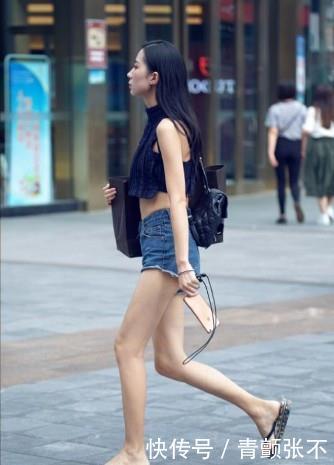  『性感』路人街拍：小姐姐搭配白色T恤，露出性感的小肚脐，很是抢眼