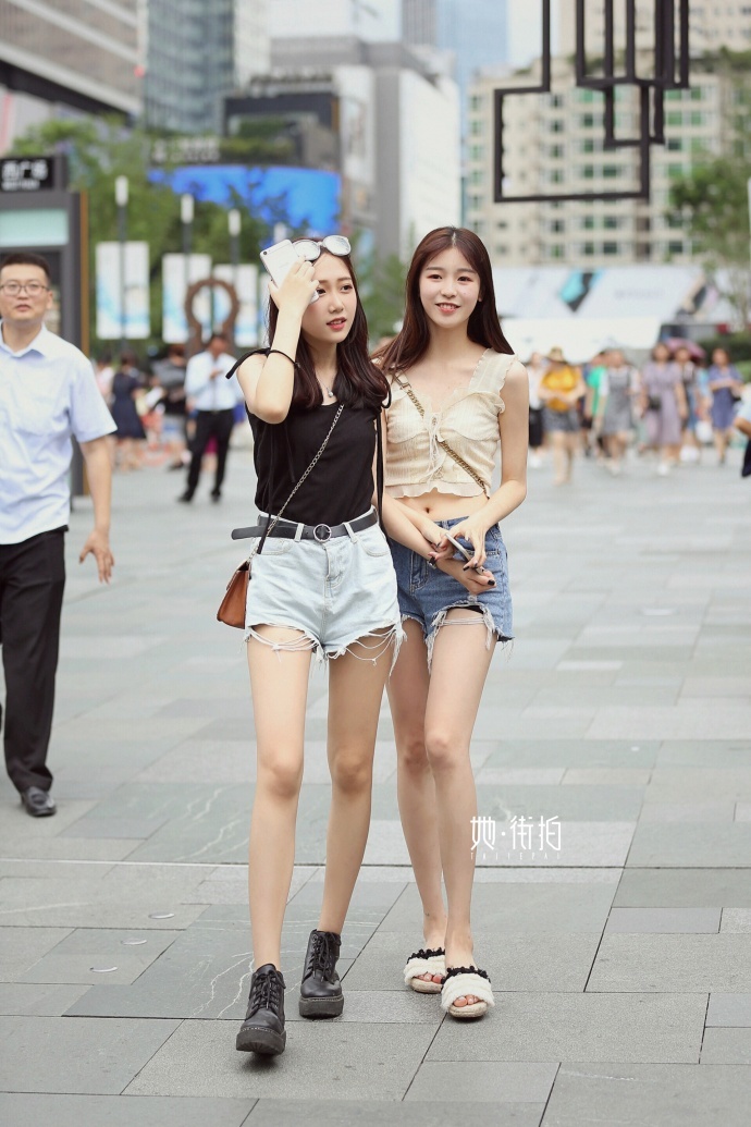 成都街拍,T恤搭配牛仔裤,简简单单的搭配,清爽休闲