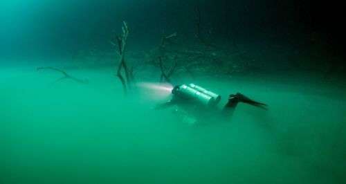 神奇的“水中河”奇异景象，你见过吗？一条河流从水中穿过