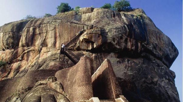 巨岩山顶的神奇宫殿遗址，距今有一千五年历史，建造方法至今成谜